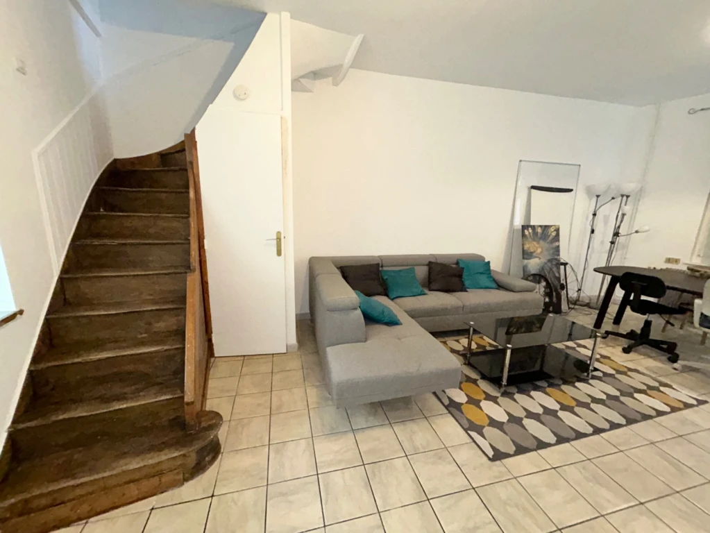 Maison 2 chambres, bureau et cour 1