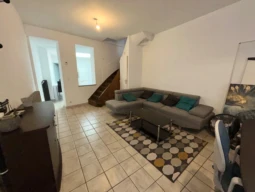 Maison 2 chambres, bureau et cour 1