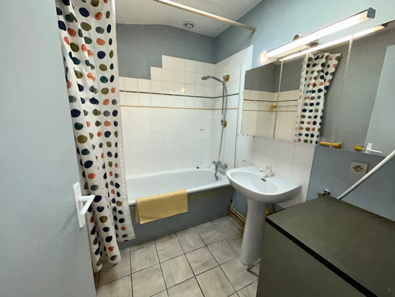 Maison 2 chambres, bureau et cour 15