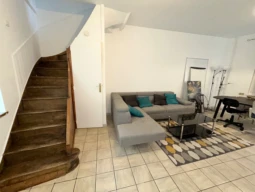 Maison 2 chambres, bureau et cour 3