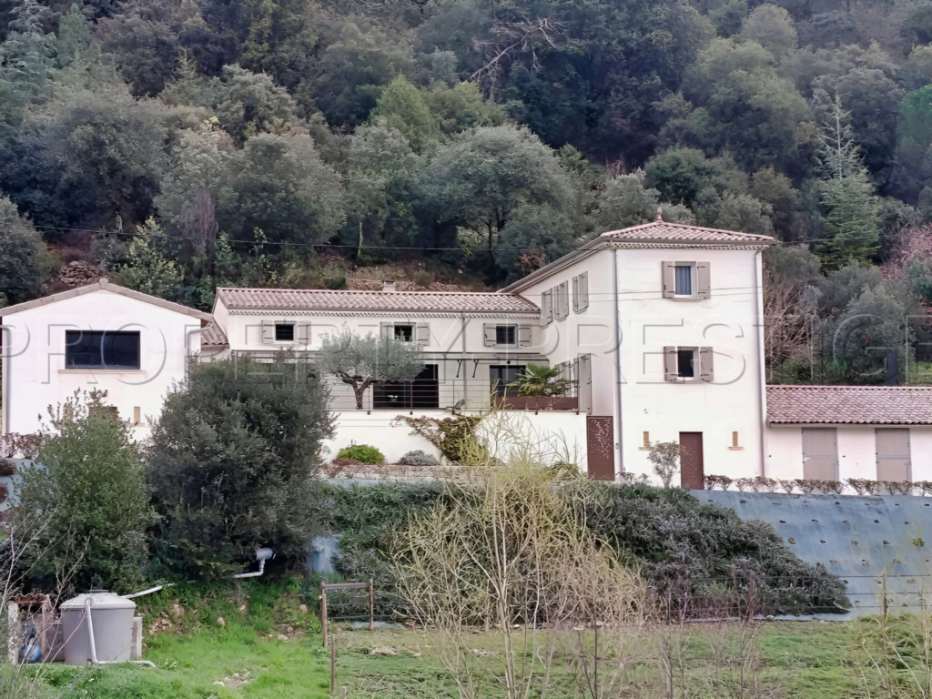 ARDECHE PROPRIETE DE CHARME 10 HA 12