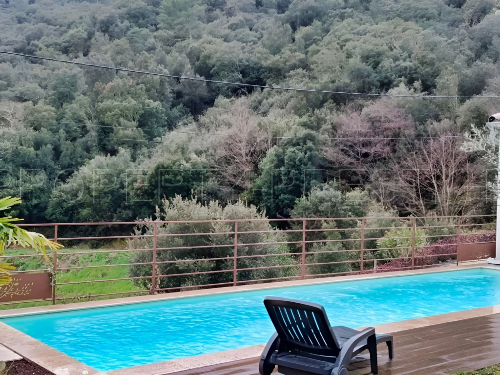 ARDECHE PROPRIETE DE CHARME 10 HA 8