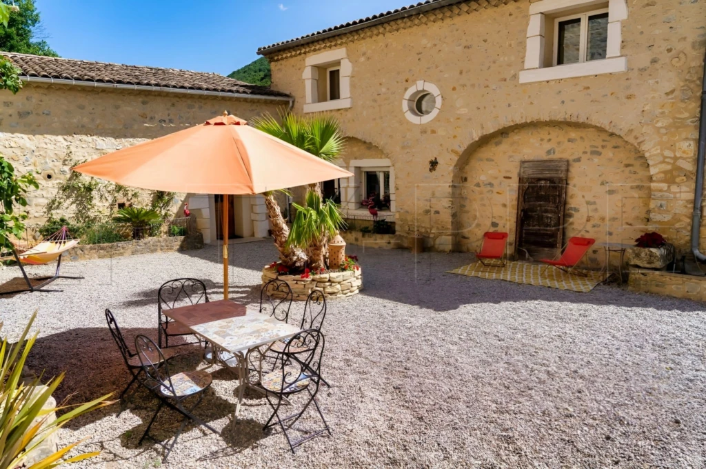 DROME PROVENCALE DOMAINE D'EXCEPTION 15 HA 10