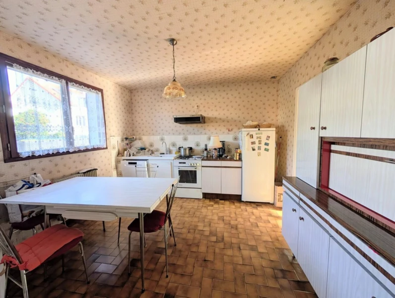 Maison familiale à Ormesson avec jardin et fort potentiel 5