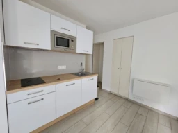 Studio meublé avec balcon  – Disponible de su 1