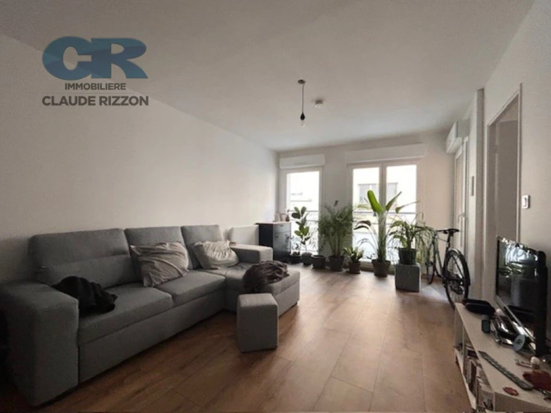 HOPITAL CENTRAL - BEAU 2 PIECES A VENDRE 1