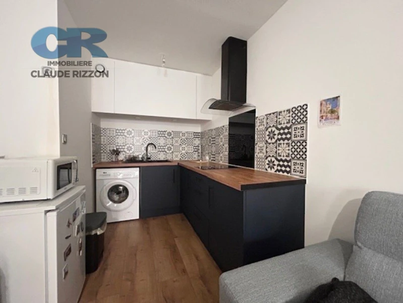 HOPITAL CENTRAL - BEAU 2 PIECES A VENDRE 2