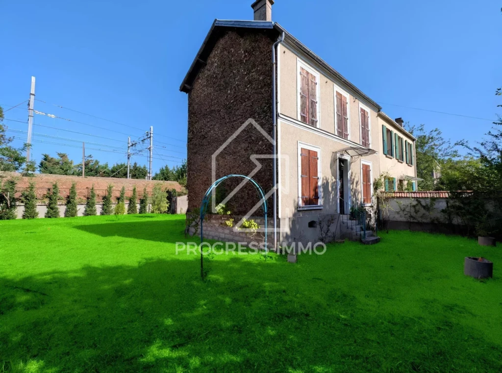 Maison charmante à rénover à La Varenne Saint-Hilaire 2
