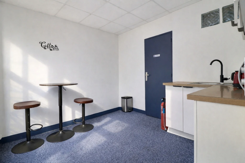 Bureaux privé, cuisine et salle de réunion 2