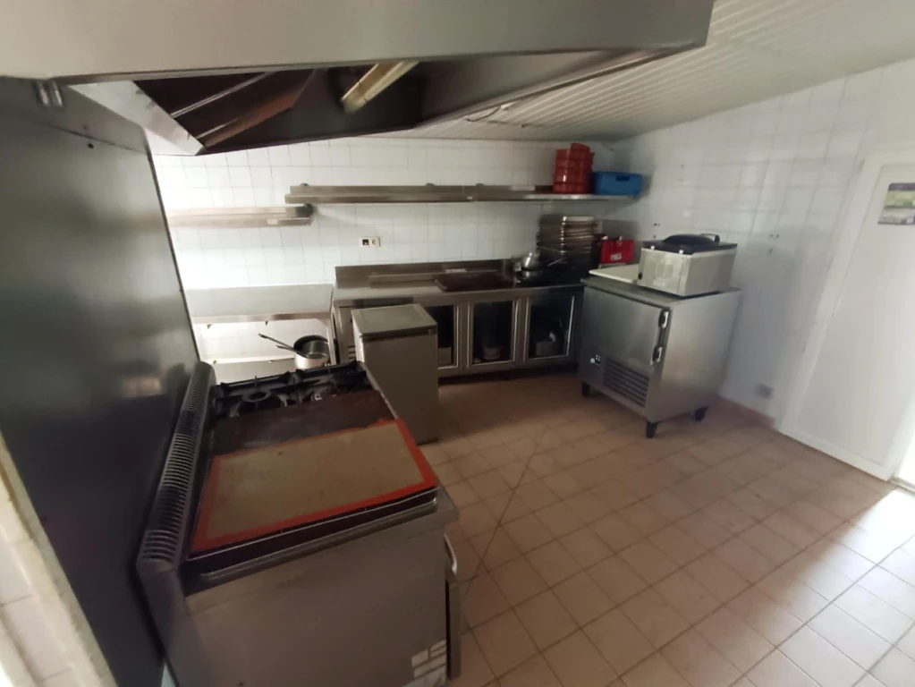 RESTAURANT DE 400 m2 + 2 APPARTEMENTS 11