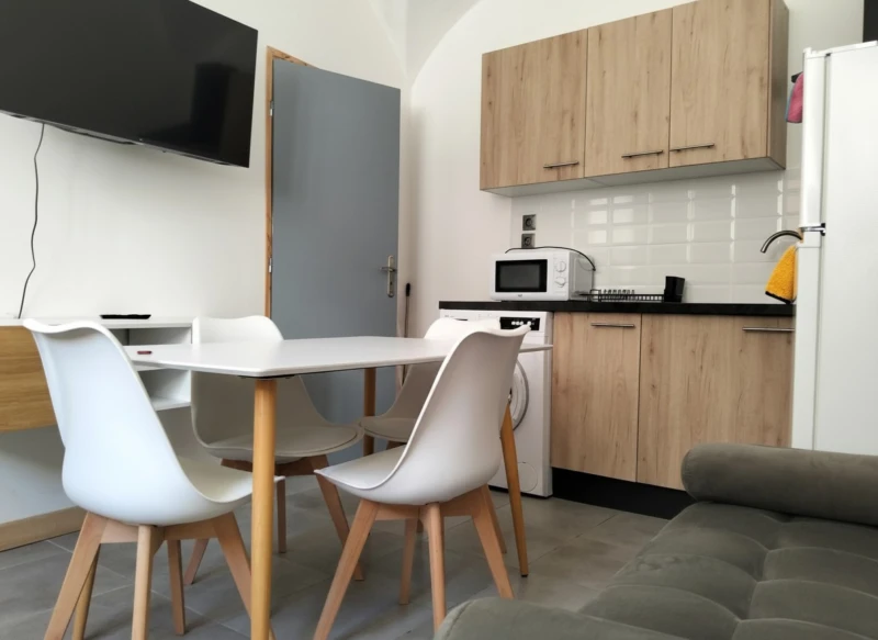 VAL-DES-PRÉS – Appartement T2 rénové de 32 m² 1