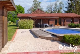 Propriété de charme avec piscine et dépendance 2