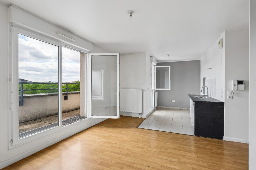 GRAND 2 PIECES DERNIER ETAGE 1