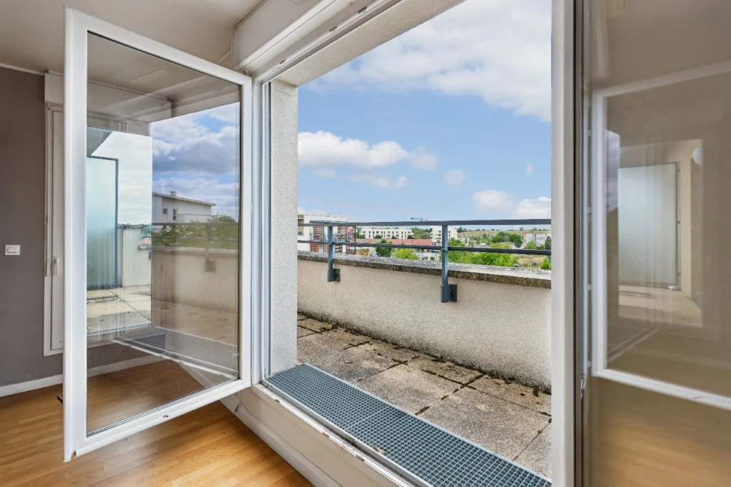 GRAND 2 PIECES DERNIER ETAGE 6