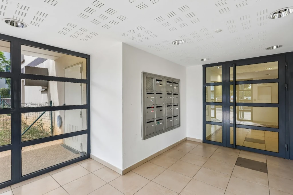 GRAND 2 PIECES DERNIER ETAGE 9