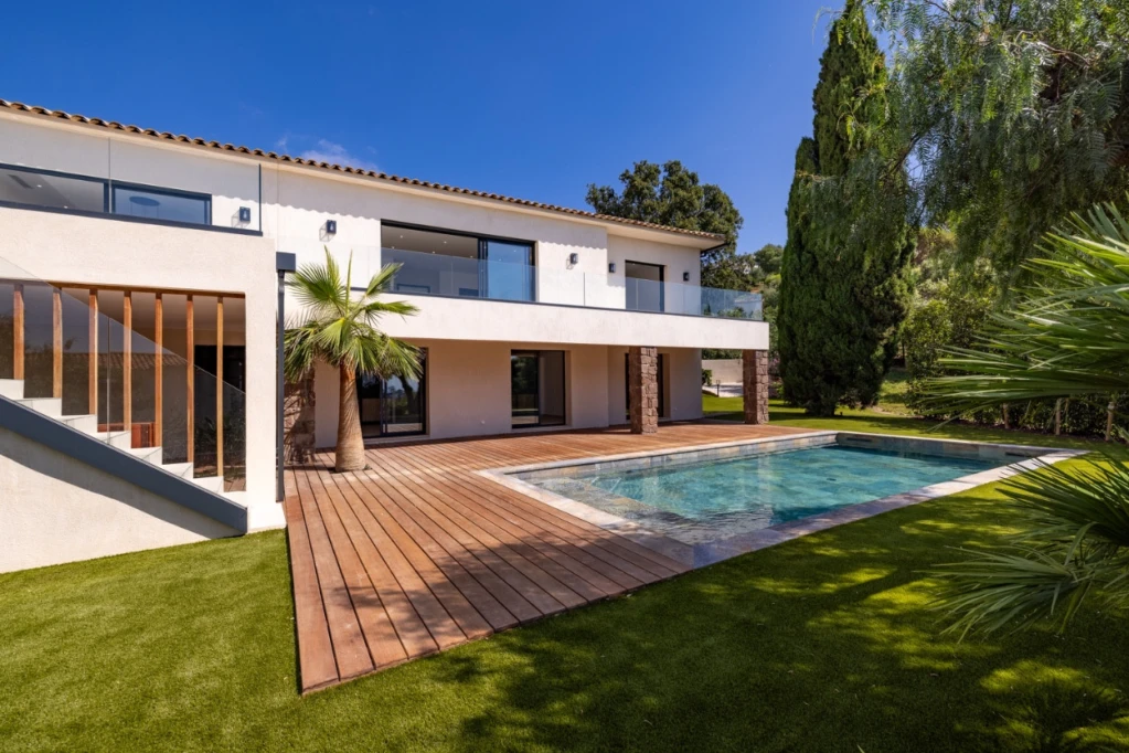 LES ISSAMBRES (VAR) - VILLA NEUVE AVEC VUE MER 19