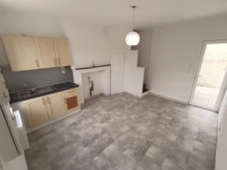 Maison 1 chambre et cour, quartier Saint-Pierre 2
