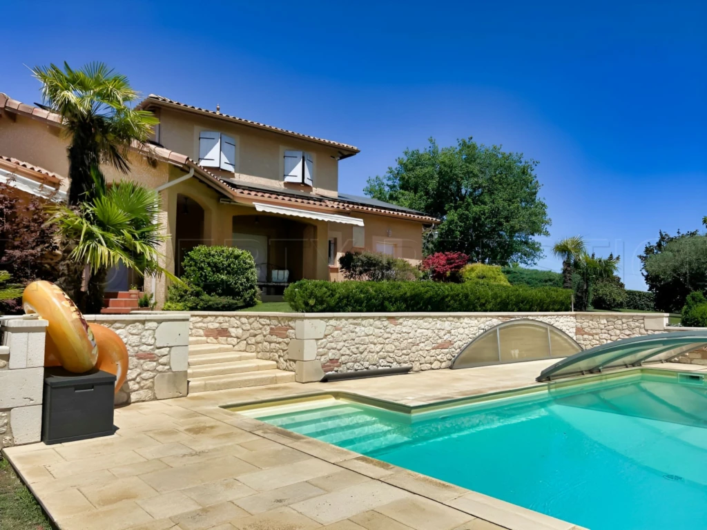GERS PROPRIETE DE CHARME AVEC PISCINE SUR 8 800 M² 1