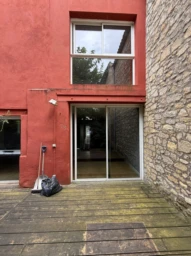 Local professionnel avec étage et terrasse 2