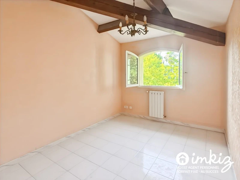 Spacieuse villa familiale avec piscine et garage 13