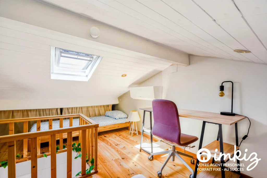 Triplex traversant entièrement rénové 8