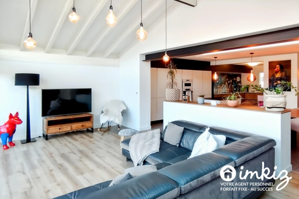 Maison familiale avec piscine et beaux volumes 6