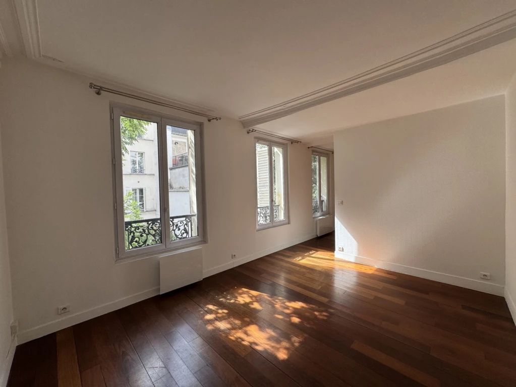 Vaste studio avec grand espace nuit 1