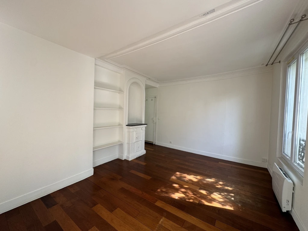 Vaste studio avec grand espace nuit 2