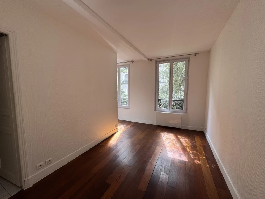 Vaste studio avec grand espace nuit 4