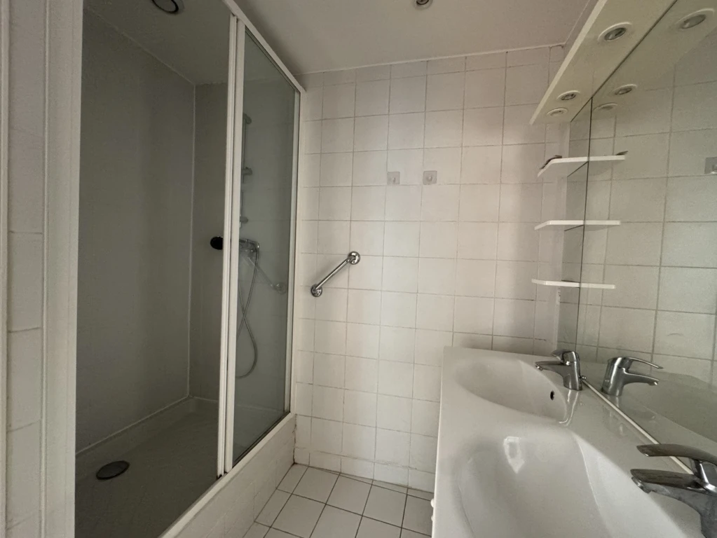Vaste studio avec grand espace nuit 6