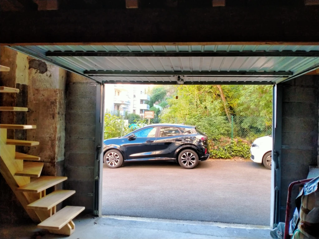 Garage avec espace stockage en mezzanine 1