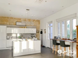 Belle maison en pierre, garage + piscine intérieur 3