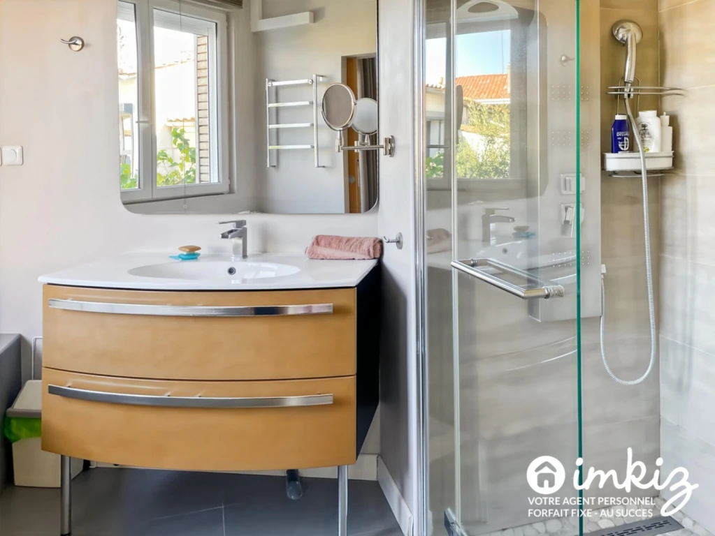 Belle maison en pierre, garage + piscine intérieur 8