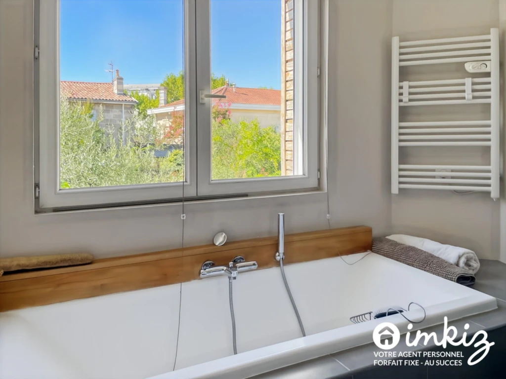 Belle maison en pierre, garage + piscine intérieur 9