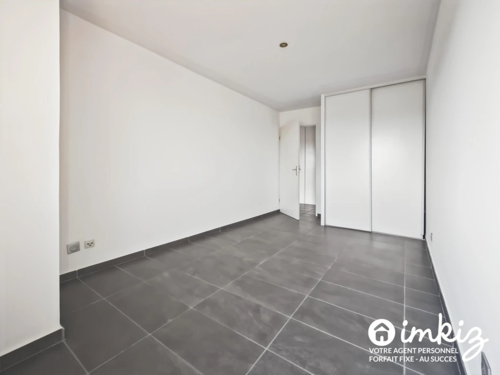 T3 avec piscine et parking sécurisés - Lalande 12