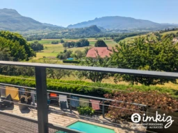 Maison familiale avec piscine et vue d’exception 1