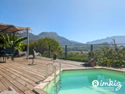 Maison familiale avec piscine et vue d’exception 2