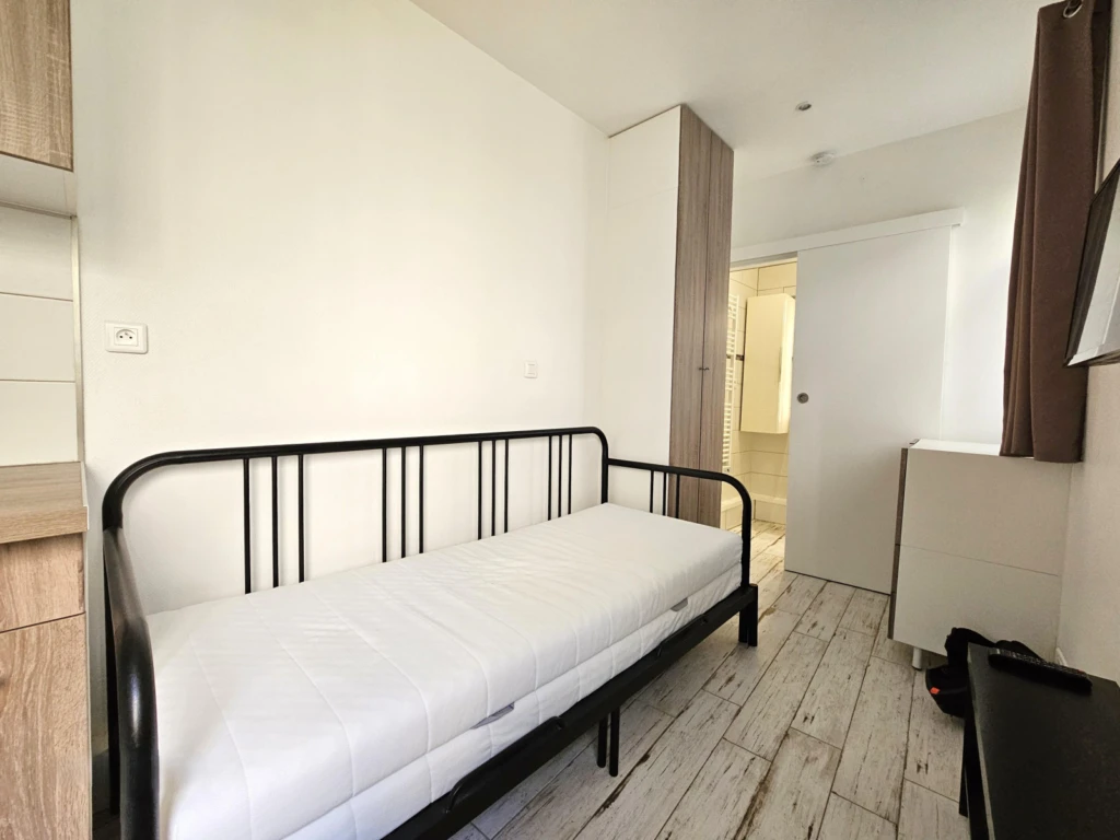 Studio rénové rue piétonne au calme 5