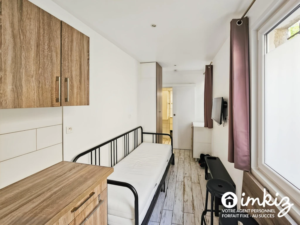 Studio rénové rue piétonne au calme 7
