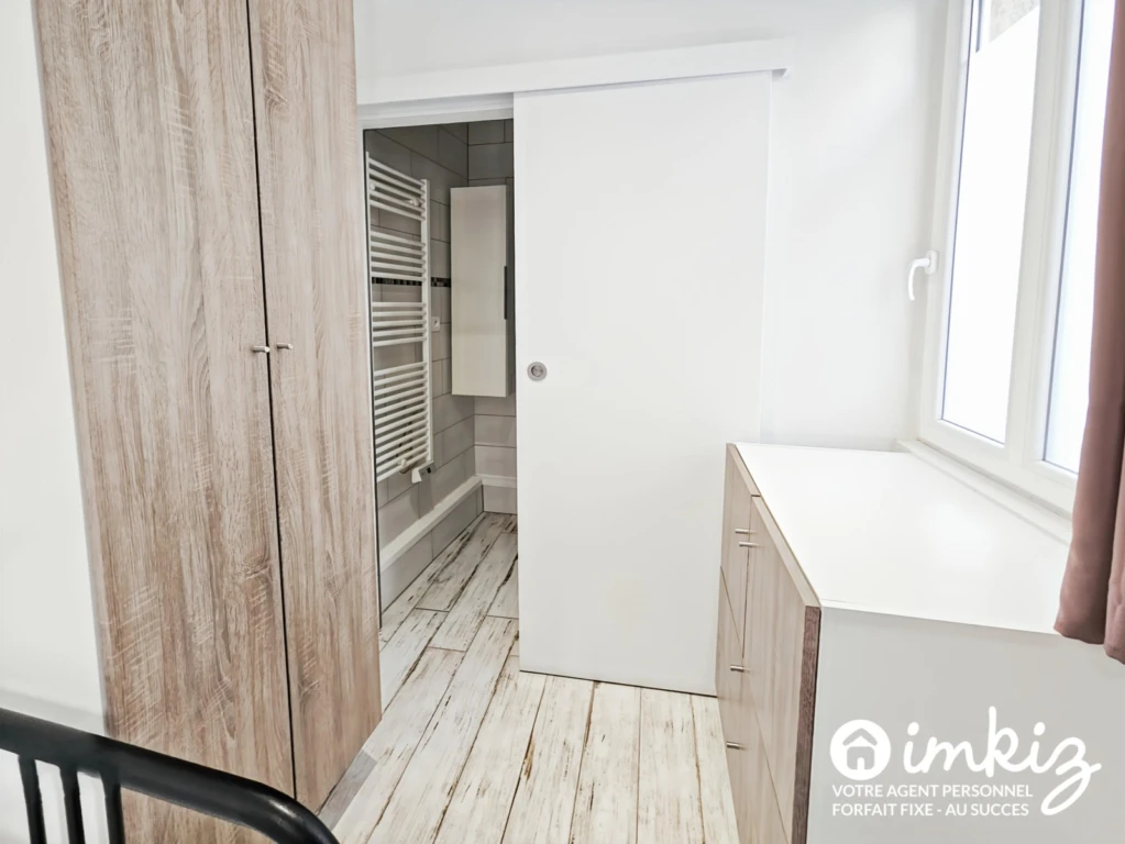 Studio rénové rue piétonne au calme 9