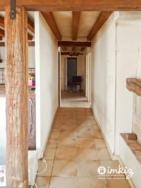 Maison 2 niveaux, grand terrain aménageable 12
