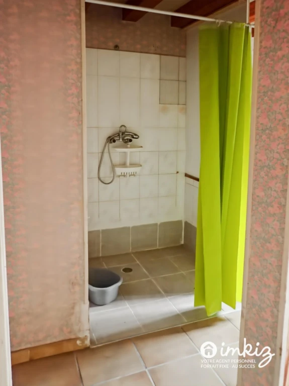 Maison 2 niveaux, grand terrain aménageable 13