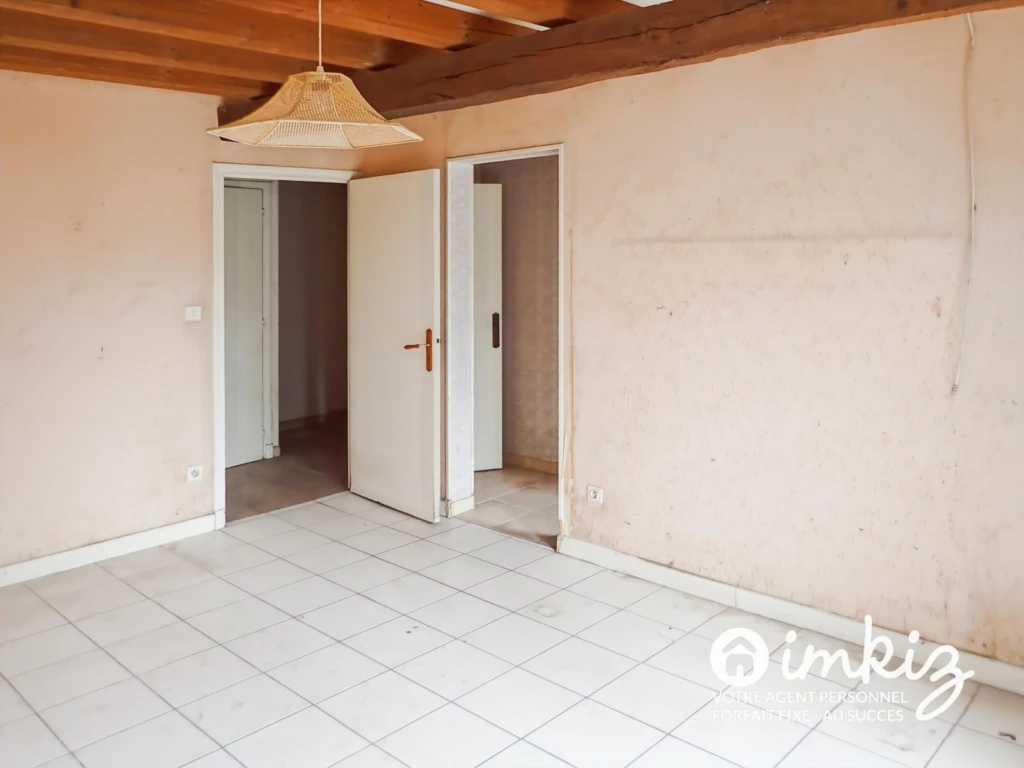 Maison 2 niveaux, grand terrain aménageable 9
