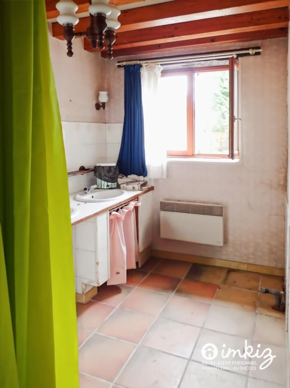 Maison 2 niveaux, grand terrain aménageable 10