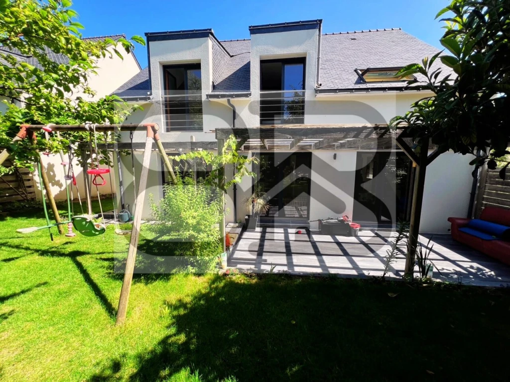 JARDIN AVEC TERRASSE ET PERGOLA